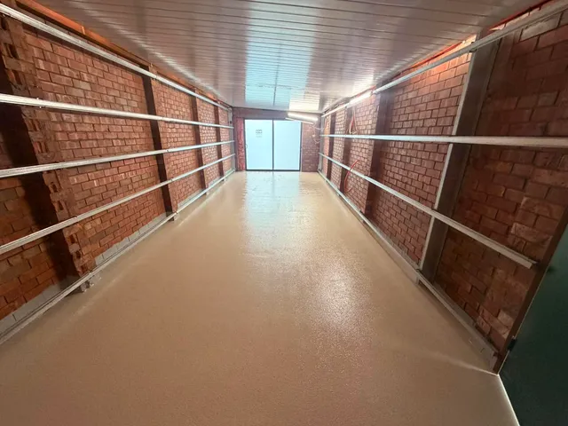 Epoxy alfresco floor — light grey flake finish